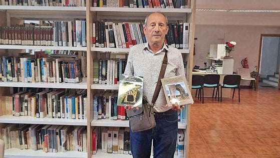 Vicente Clemente Sánchez dona dos libros a la biblioteca de Arroyo de la Luz
