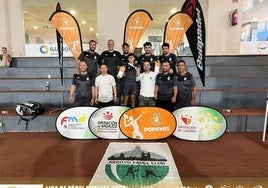 El equipo arroyano con el trofeo conseguido.