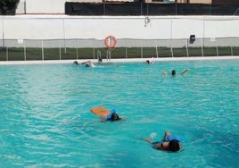 Imagen de archivo de un grupo de niños durante una clase de natación.