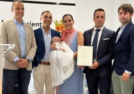 Carlos Caro, alcalde arroyano, con Miguel y sus papás y sus padrinos.