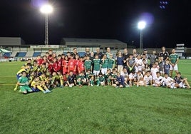 Foto de familia de los campeones y subcampeones junto al alcalde Carlos Caro.