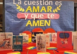 Libros y abanicos en la biblioteca arroyana.