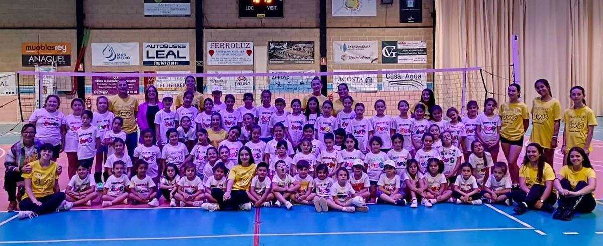 Foto de familia de participantes y monitores del X Sunvolley.