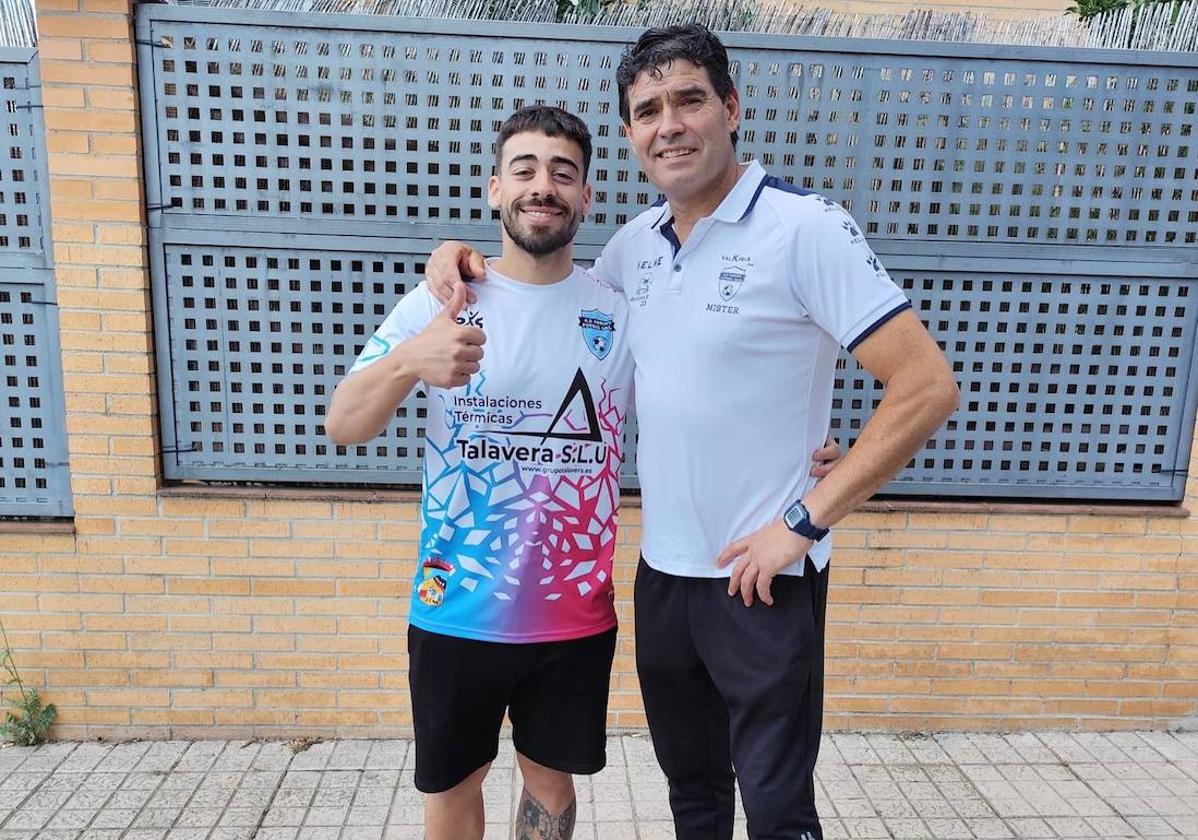 Puchi con la camiseta del Arroyo FS junto al entrenador del equipo.