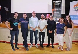 El alcalde Carlos Caro, la concejala Mariluz Parra, el director del festival, Jacinto Sánchez, los músicos, André́ Cebrián, Pedro Mateo González, Isabel Mendo y Javier Lucío.