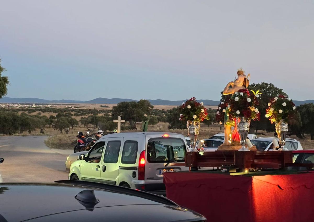 Imagen secundaria 1 - San Cristóbal saliendo del Santuario.