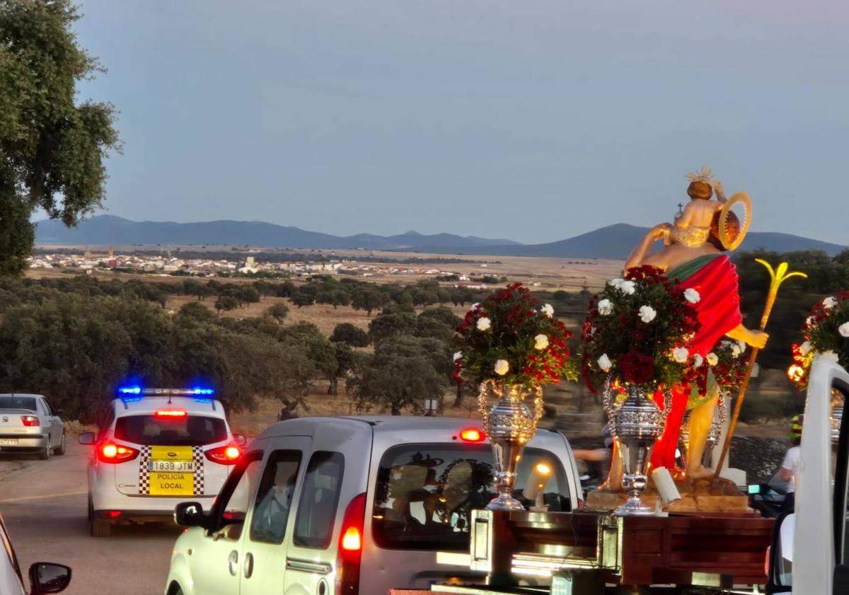 Imagen principal - San Cristóbal saliendo del Santuario.