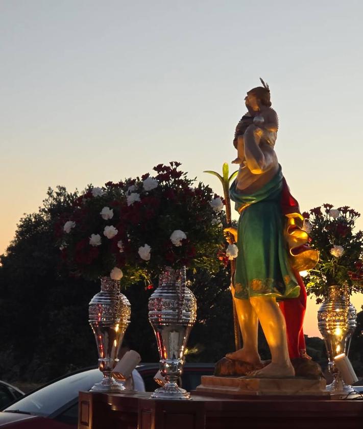 Imagen secundaria 2 - San Cristóbal saliendo del Santuario.