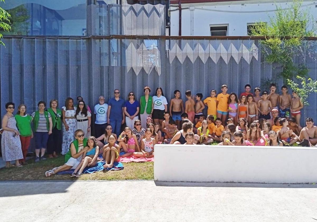 Imagen principal - La AECC de Arroyo de la Luz volvió a la piscina para concienciar sobre los peligros del sol