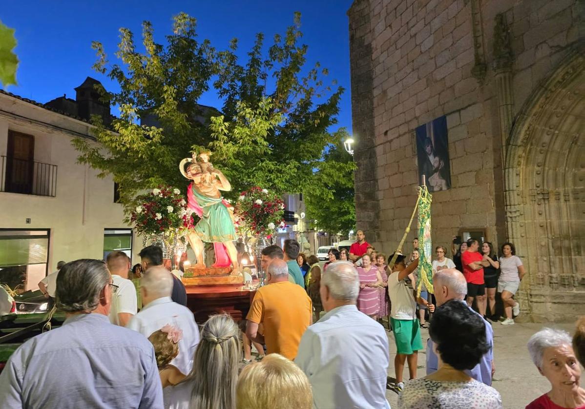 Imagen principal - Arriba, llegada del Santo a la iglesia parroquial. Debajo, salida del Santo del Santuario y San Cristóbal ya en la iglesia de Ntra. Sra. de la Asunción.