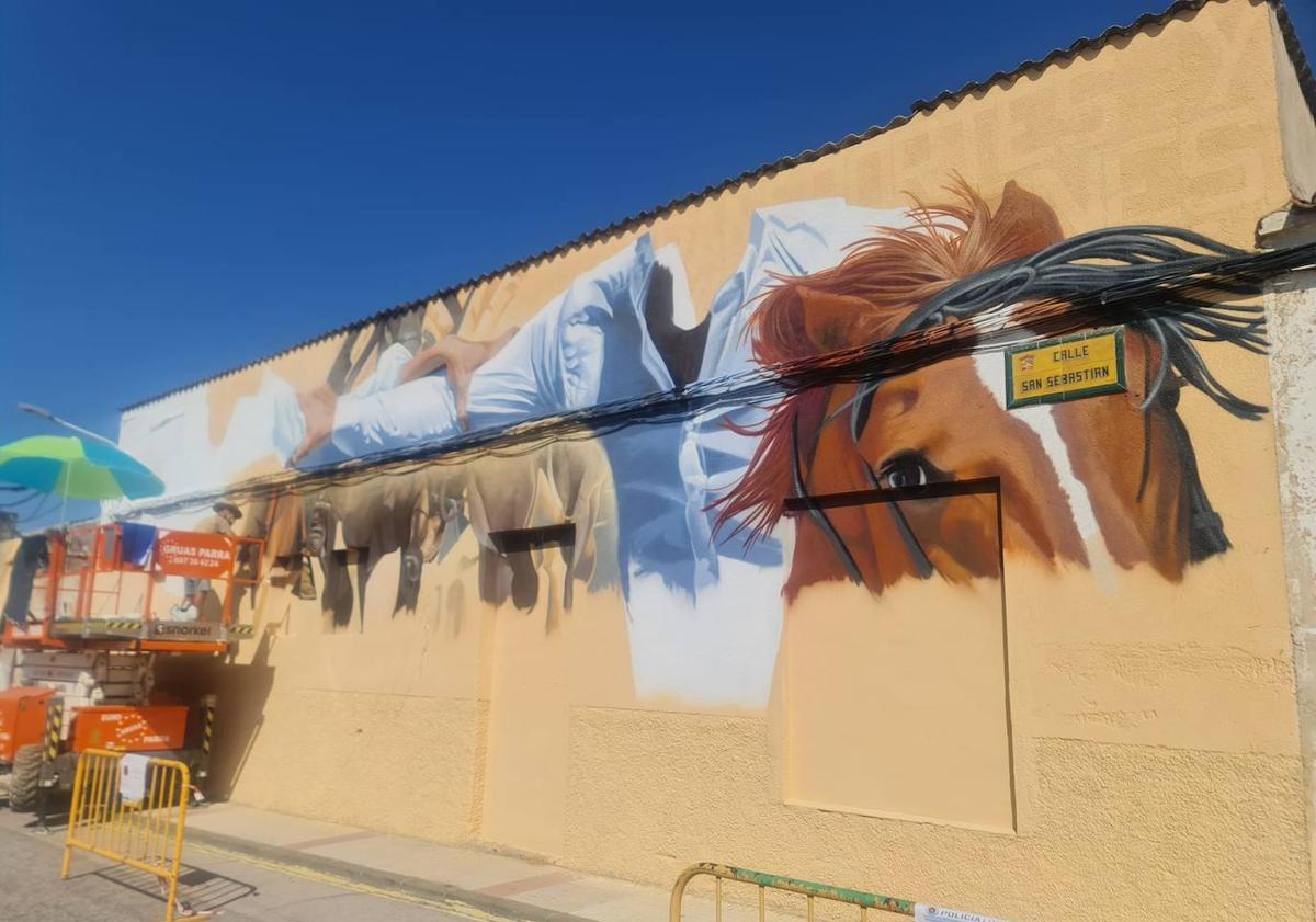 Imagen principal - Brea durante la creación del mural.