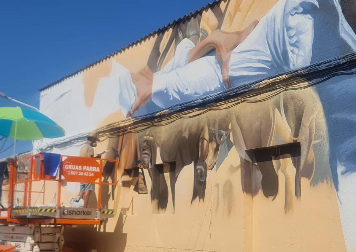 Imagen secundaria 1 - Brea durante la creación del mural.