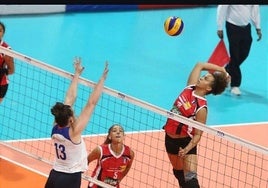 Ataque por zona '3' de Juliana Sandes.