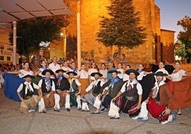 El alcalde local y concejales del Ayuntamiento junto al grupo uruguayo.