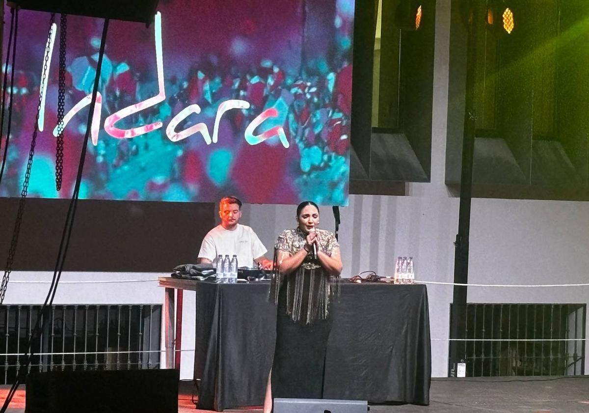 Imagen principal - Más de 4.000 personas se dieron cita en la plaza de Arroyo de la luz para disfrutar de la Fiesta Hawaiana