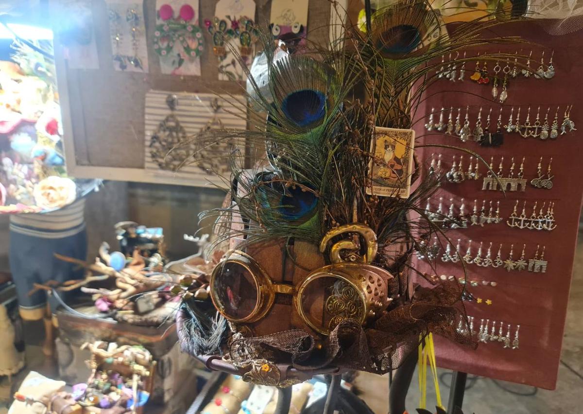 Imagen secundaria 1 - El Mercado Artesanal Nocturno congregó a un numeroso público que disfrutó visitando los diferentes puestos