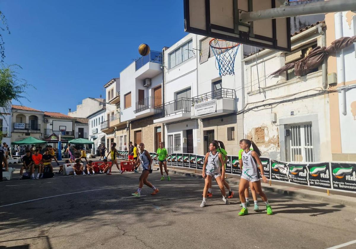 Imagen principal - 400 jugadores divididos en 101 equipos participaron en el 3x3 de Basket