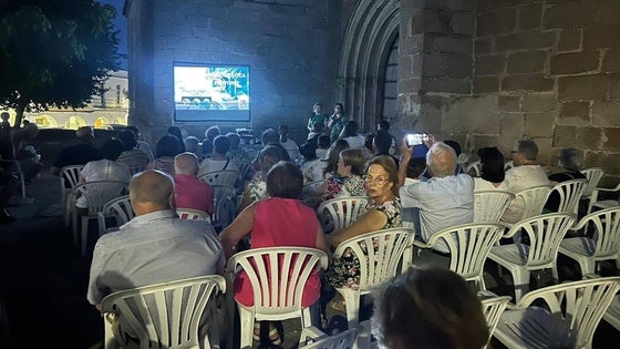 Photones mostró algunos de sus trabajos durante una proyección de fotografías al aire libre