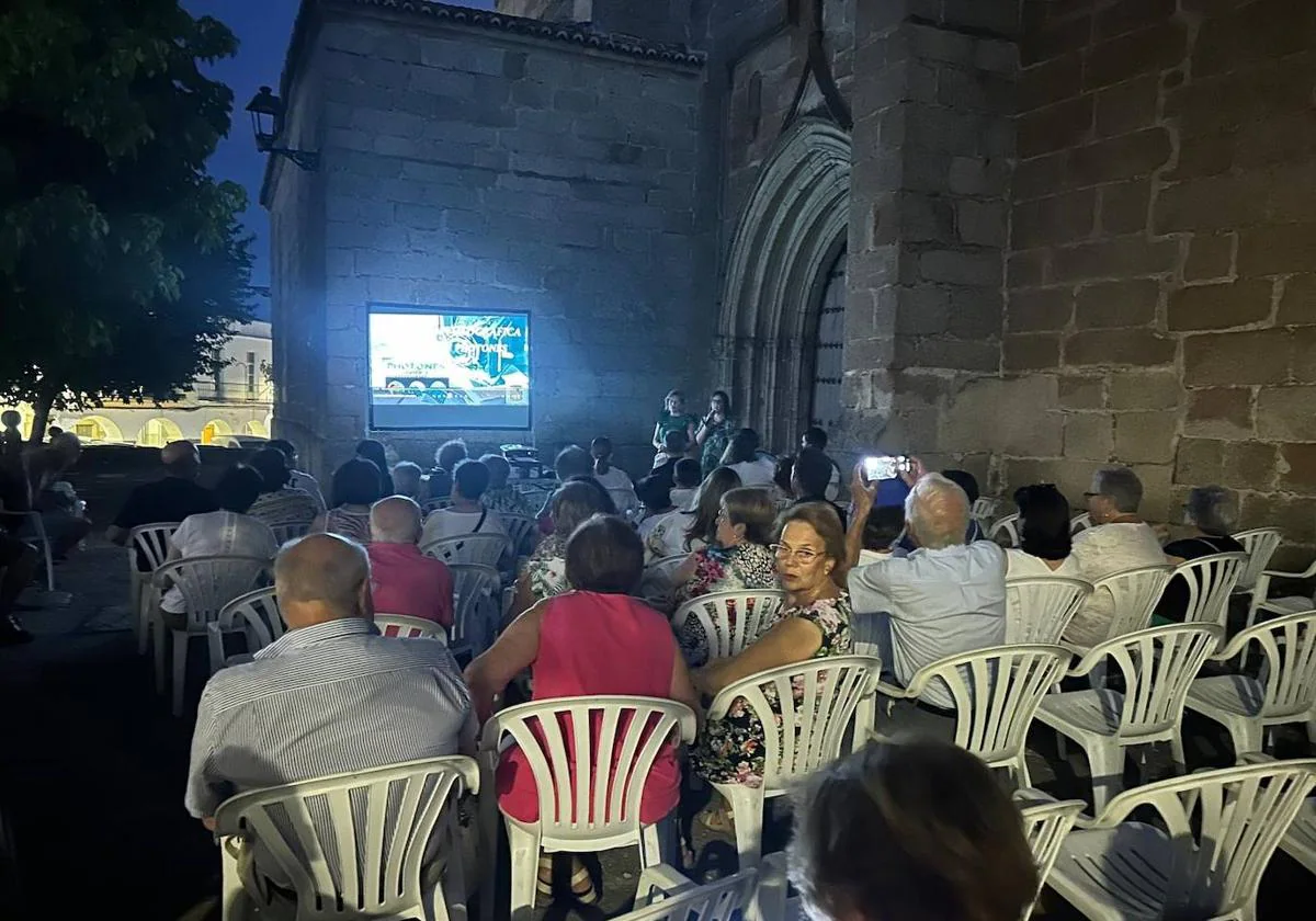 Photones mostró algunos de sus trabajos durante una proyección de fotografías al aire libre