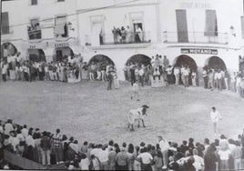 Fotografía histórica de cuando las tradicionales vaquillas se celebraban en la Plaza de la Constitución.