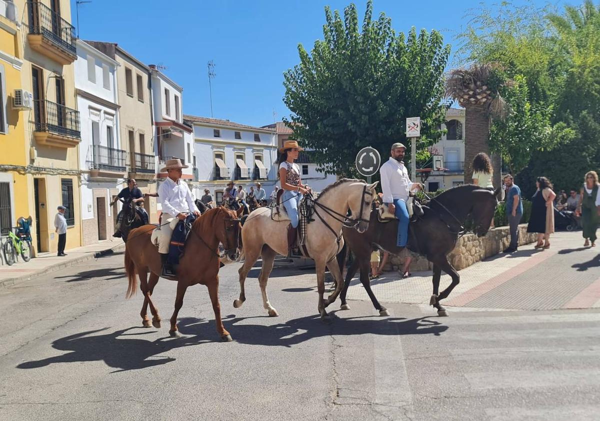 Imagen principal - Los cascos de los caballos han vuelto a resonar en las calles arroyanas por el Día de Extremadura