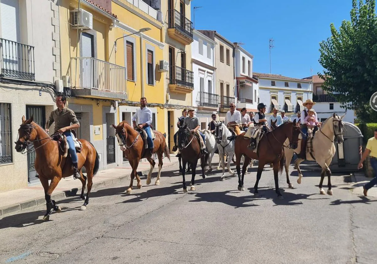 Un gran número de caballistas han salido para disfrutar del Día de Extremadura.