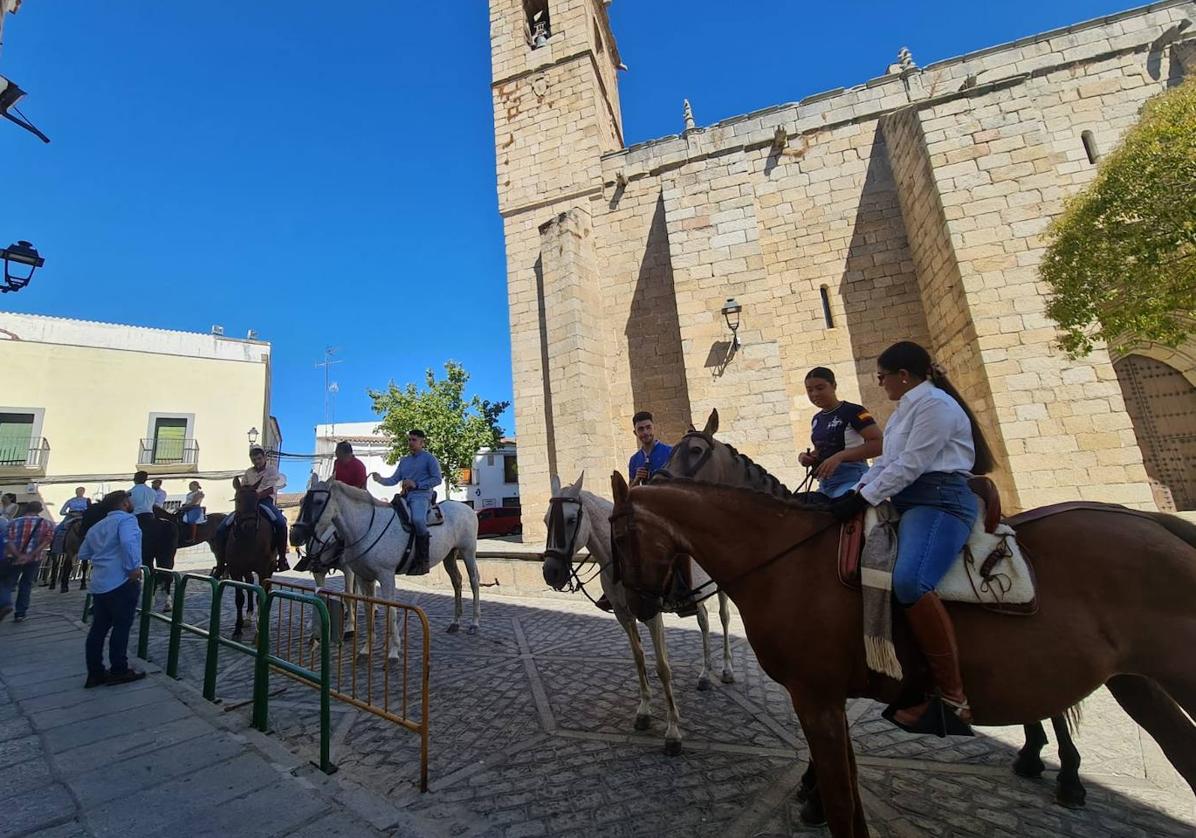 Imagen principal - Los cascos de los caballos han vuelto a resonar en las calles arroyanas por el Día de Extremadura