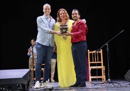El alcalde Carlos Caro, junto a Pablo Moreno ganador del XII concurso nacional de Cantes de Trilla y la cantaora Esther Merino.