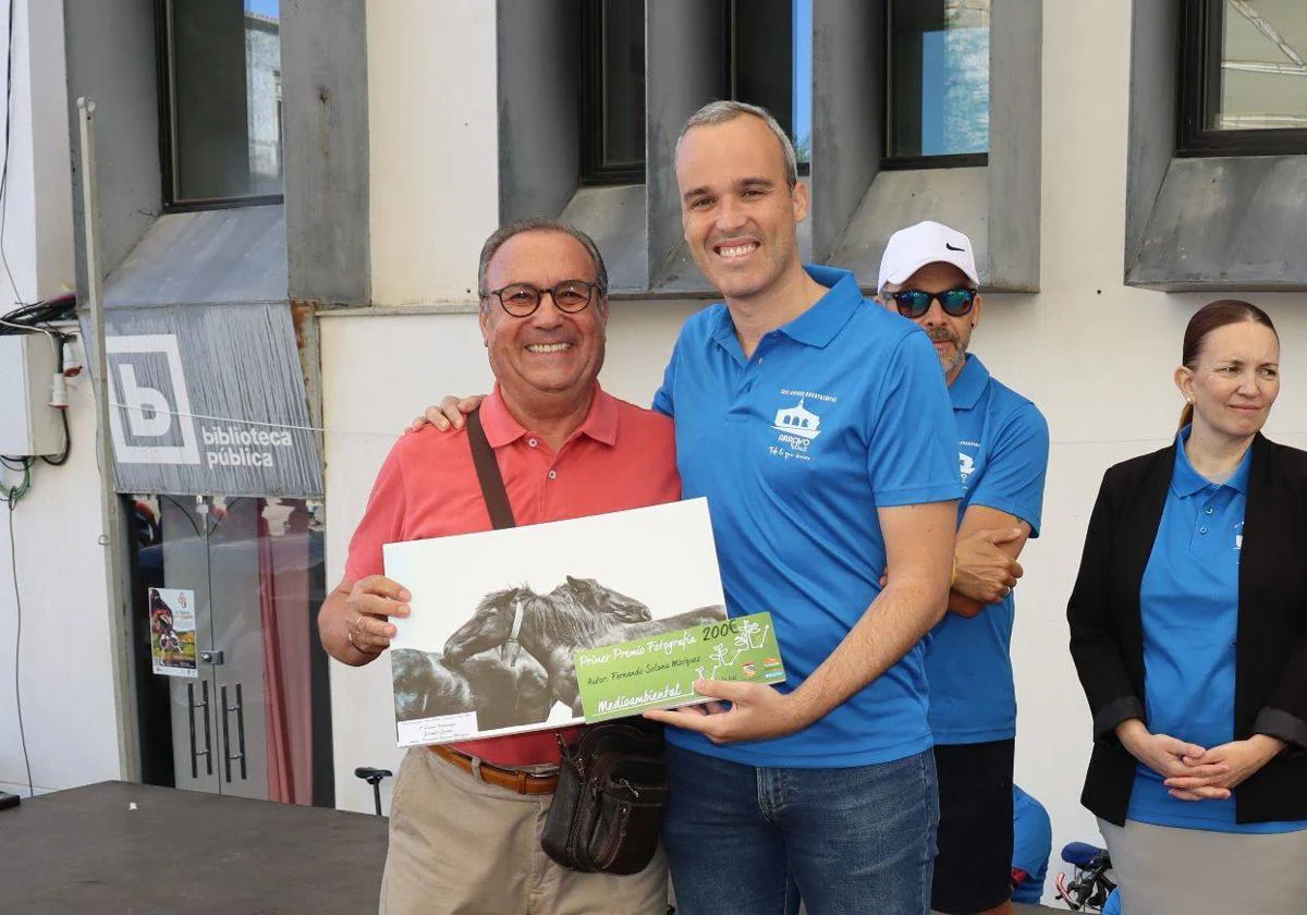 El alcalde Carlos Caro haciendo entrega del premio al ganador.