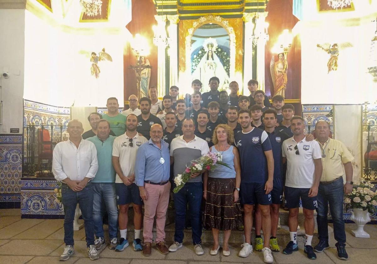 Imagen principal - Jugadores, directiva y cuerpo técnico del Arroyo CP se empapan de Arroyo de la Luz