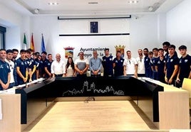Recepción del club en el Salón de Plenos por el alcalde local.