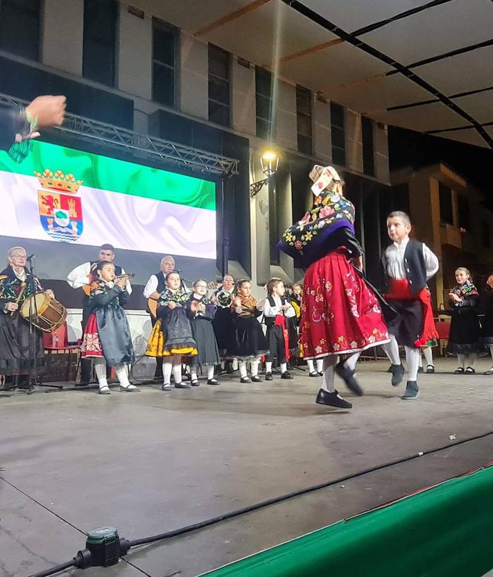 Imagen secundaria 2 - Isidro Carrero, a título póstumo, y el Arroyo CB reciben la Medalla de Arroyo de la Luz