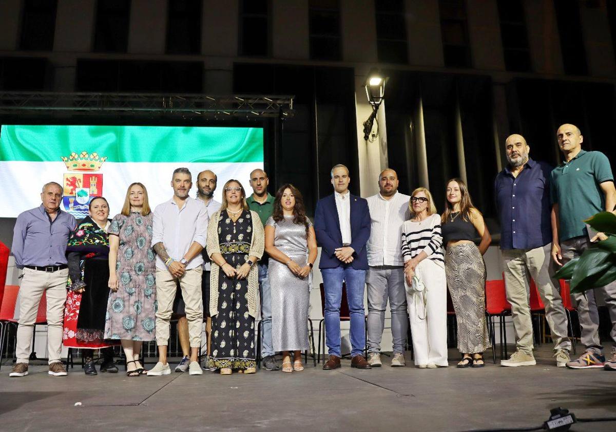 Imagen principal - Galardonados junto a las autoridades.