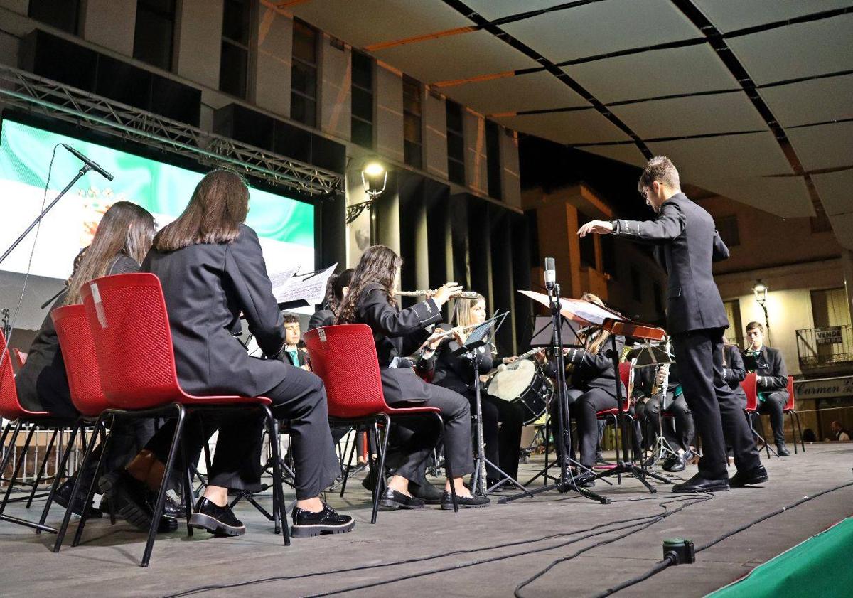 Imagen principal - Isidro Carrero, a título póstumo, y el Arroyo CB reciben la Medalla de Arroyo de la Luz