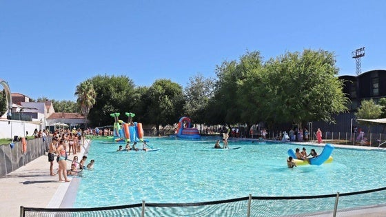Divertido día de piscina con hinchables y juegos de agua