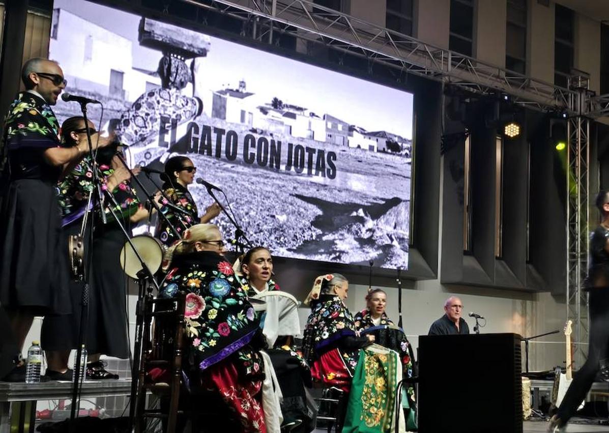 Imagen secundaria 1 - 'BBT Otra' abrió la Feria de Septiembre con la lectura del pregón