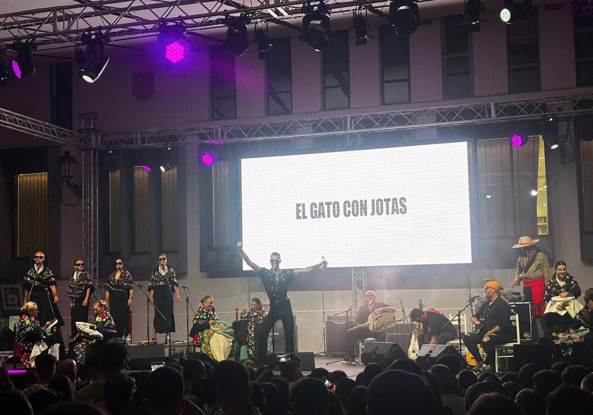 Imagen principal - 'BBT Otra' abrió la Feria de Septiembre con la lectura del pregón