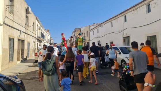 En septiembre, los cabezudos vuelven a recorrer las calles arroyanas
