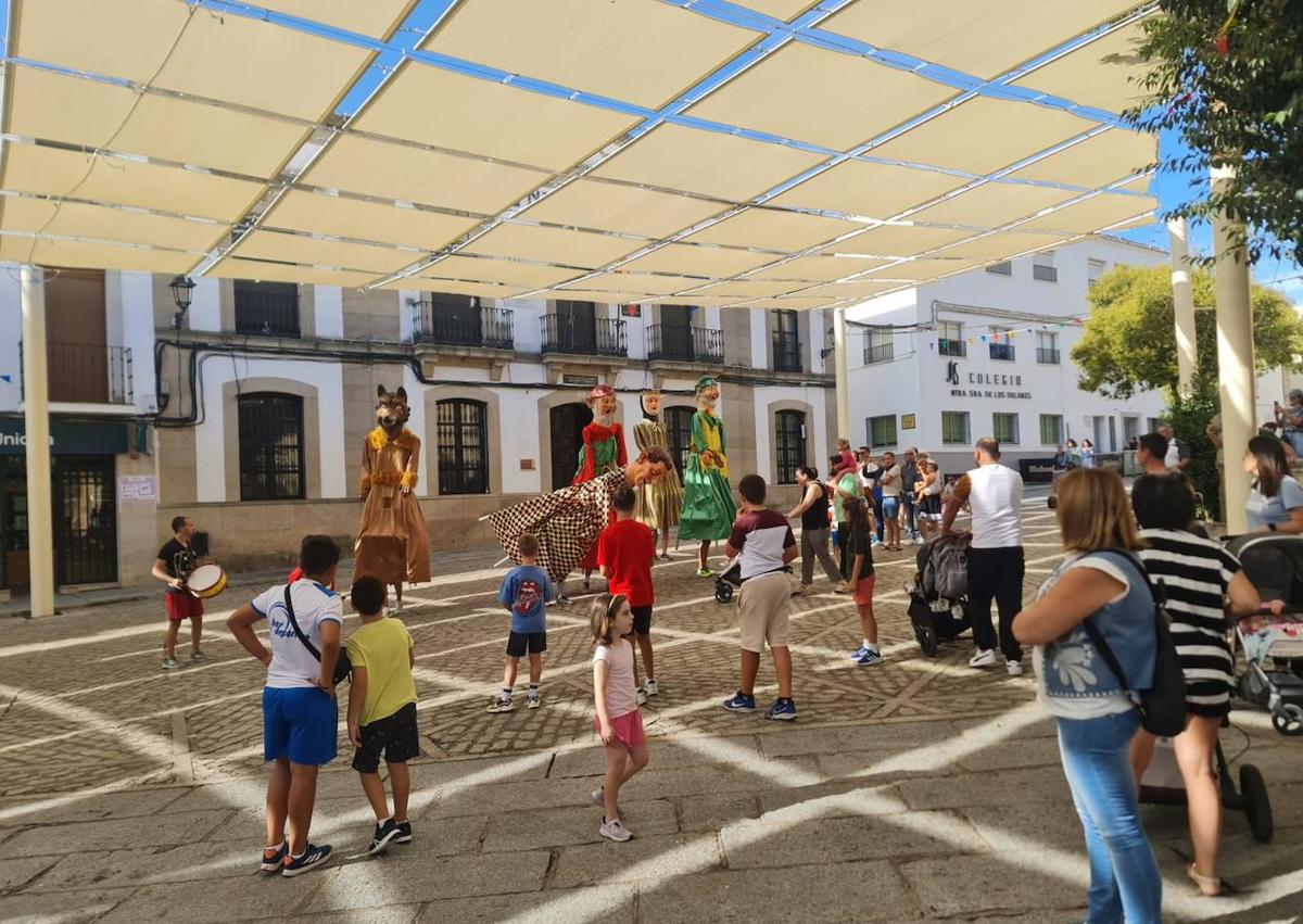 Imagen secundaria 1 - Divertida mañana de cabezudos y encierro infantil