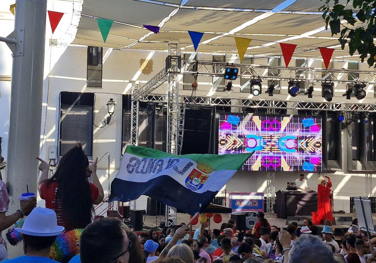 Imagen principal - El Multitudinario Día de las Peñas llenó de color las calles de la localidad