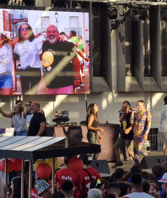 Imagen secundaria 2 - El Multitudinario Día de las Peñas llenó de color las calles de la localidad