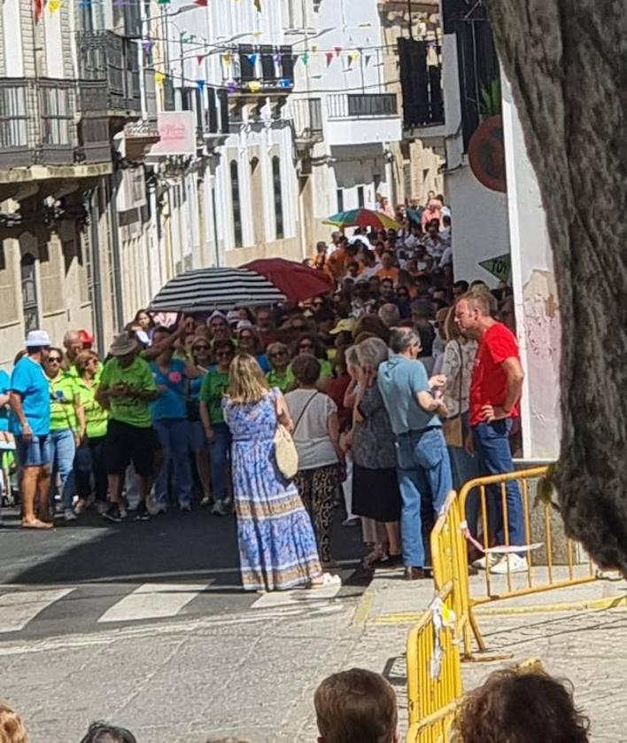 Imagen secundaria 2 - El Multitudinario Día de las Peñas llenó de color las calles de la localidad