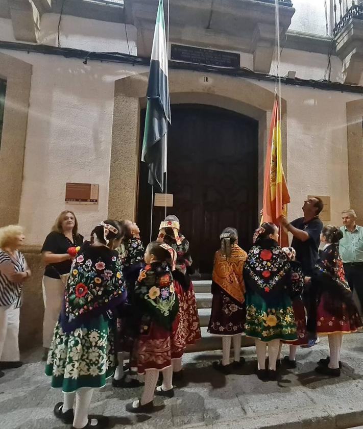 Imagen secundaria 2 - Arriba, entrega de medallas. Debajo, público asistente al acto y homenaje a la bandera.
