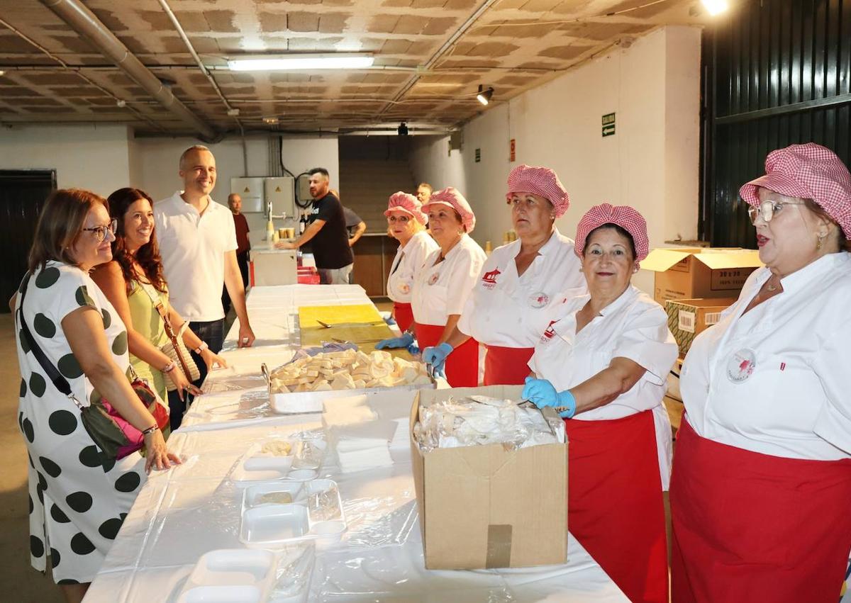 Imagen secundaria 1 - Cocineras de GASTROTEX, asociación 'Mujer arroyana' y trabajadores municipales durante la jornada gastronómica.