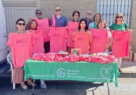 La AECC local comienza la venta de camisetas para la Marcha Rosa