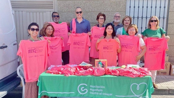 La AECC local comienza la venta de camisetas para la Marcha Rosa