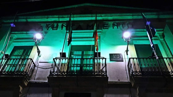El Ayuntamiento se ilumina de verde por la festividad del Pilar