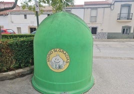 Uno de los contenedores de reciclaje de vidrio de la localidad arroyana.