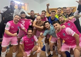 El equipo arroyano celebrando la victoria en el vestuario.