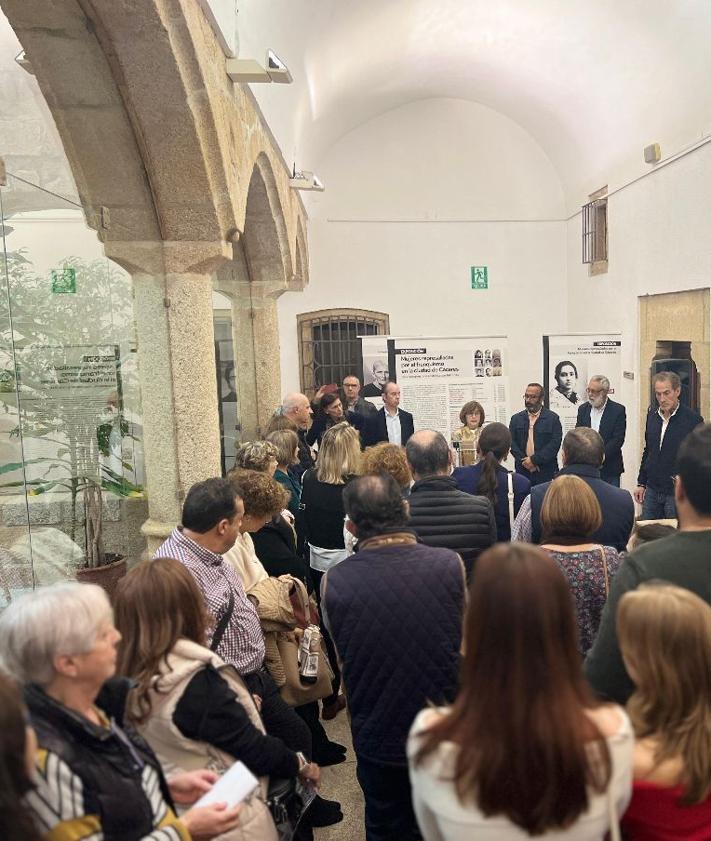 Imagen secundaria 2 - Inauguración de la exposición.